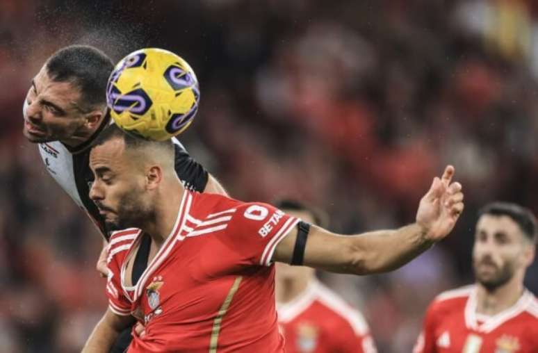 Reprodução de vídeo rede social - Legenda: Arthur Cabral mostra o dedo do meio para torcedores na saída do Estádio da Luz