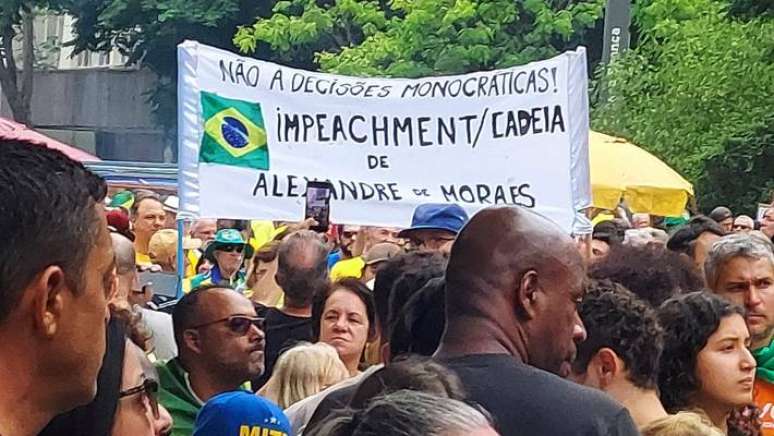 Manifestante pede impeachment e prisão de Alexandre de Moraes durante ato contra indicação de Dino ao STF em São Paulo