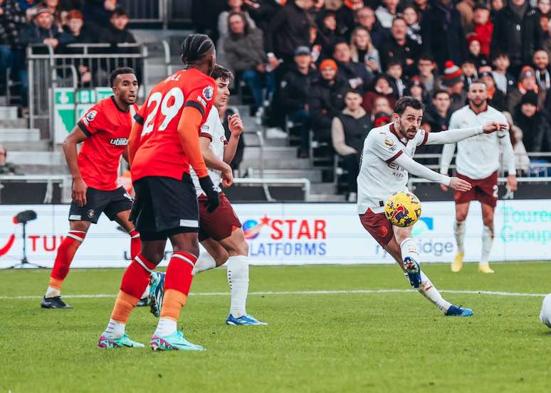 Manchester City quebra o jejum de vitórias e vence o Luton Town de virada  na Premier League