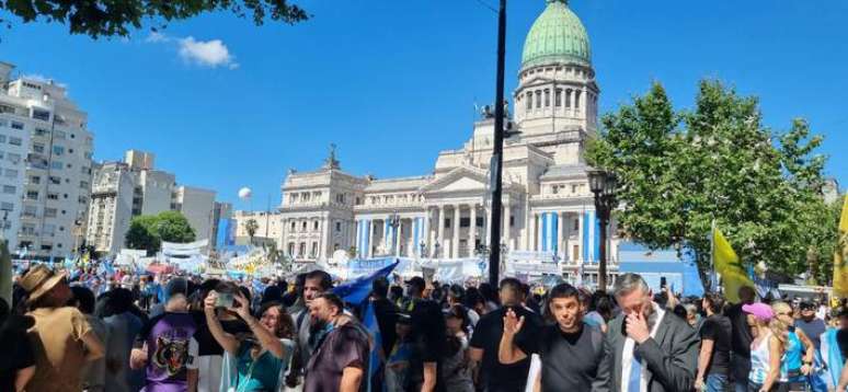 Apoiadores de Javier Milei se reúnem na frente do Congresso da Argentina para acompanhar a posse do libertário em Buenos Aires, em 10 de dezembro de 2023