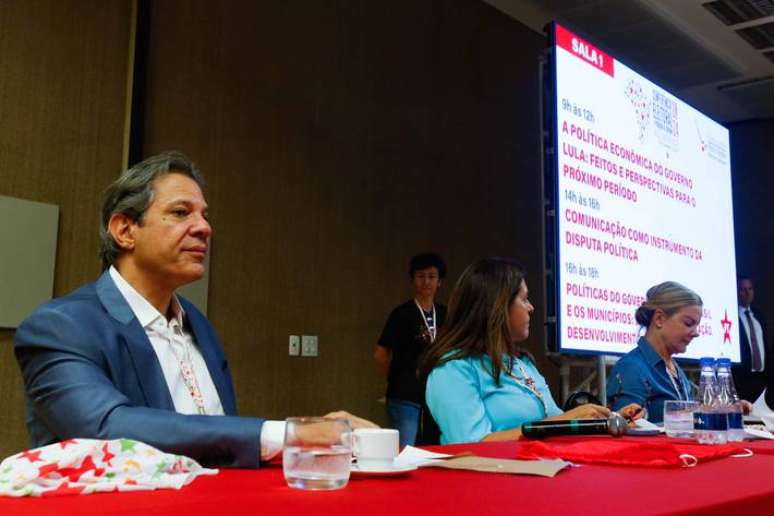 O ministro  da Fazenda, Fernando Haddad, e a presidente do PT, deputada Gleisi Hoffmann, debateram a meta fiscal na conferência Eleitoral do PT realizada na manhã de sábado, 9, em Brasília