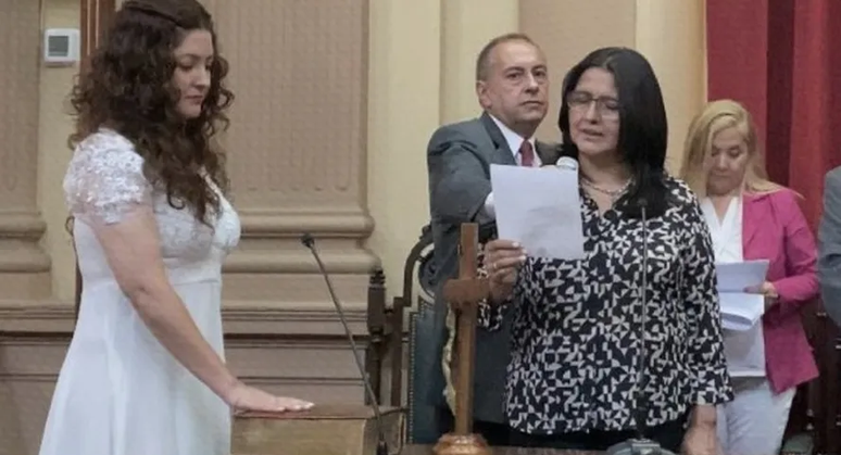 Deputada repercutiu na web ao tomar posse com vestido de noiva