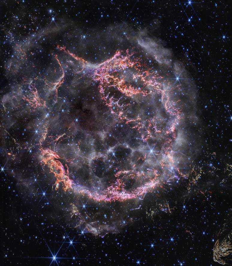 Nova foto do remanescente de supernova Cassiopeia A, capturada pelo telescópio James Webb; a imagem destaca o envelope de material em expansão (Imagem: Reprodução/NASA, ESA, CSA, STScI, D. Milisavljevic (Purdue University), T. Temim (Princeton University), I. De Looze (University of Gent)