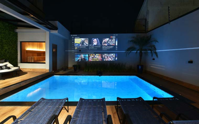 7. Área gourmet: cinema + piscina neste projeto moderno e luxuoso – – Projeto: Rodrigo Baleeiro – Dbale Arquitetura | Foto: Sidney Doll