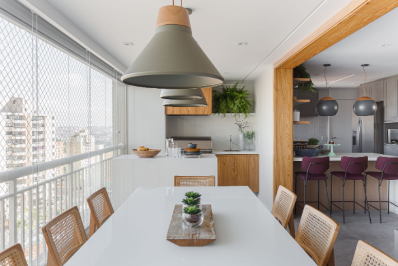 8. Área gourmet: móveis práticos, linhas limpas e revestimentos neutros tornam este espaço elegante e organizado – Projeto: Duda Senna Arquitetura | Foto: Gisele Rampazzo