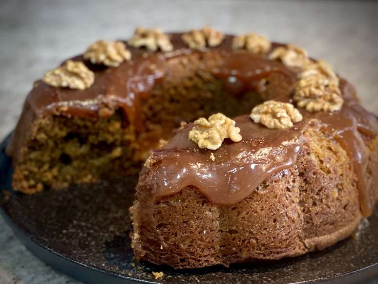 Bolo de chocolate vegano com especiarias e calda de chocolate