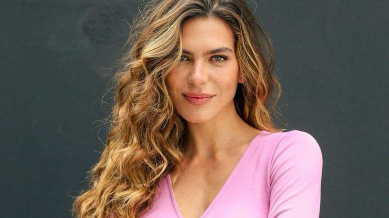 Mariana Goldfarb shocks with flat stomach during training day