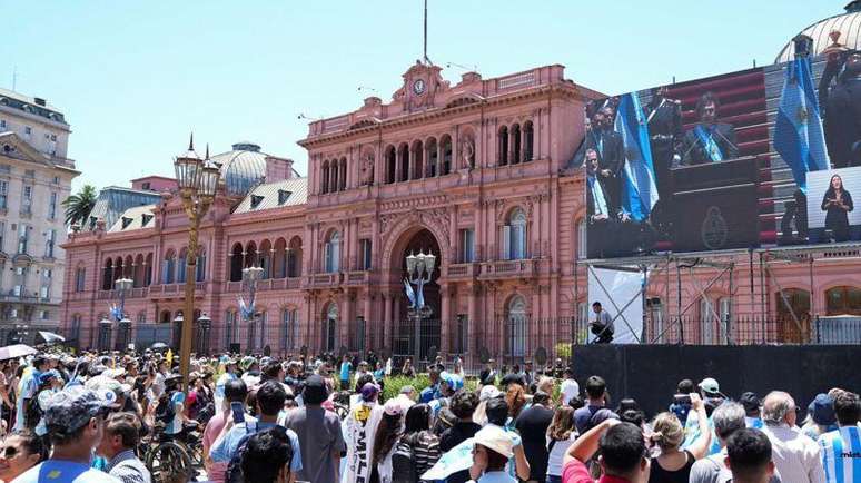 Milhares de apoiadores de Milei se reuniram em frente à Casa Rosada, sede da presidência argentina