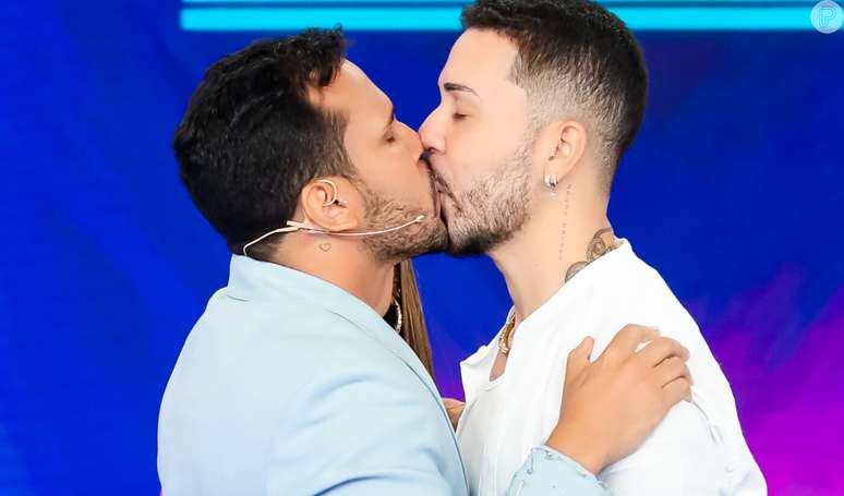 Beijo de Carlinhos Maia e Lucas Guimarães no SBT incomodou uma parte da web: 'Um programa familiar deste não deveria ter acontecido este beijo'.