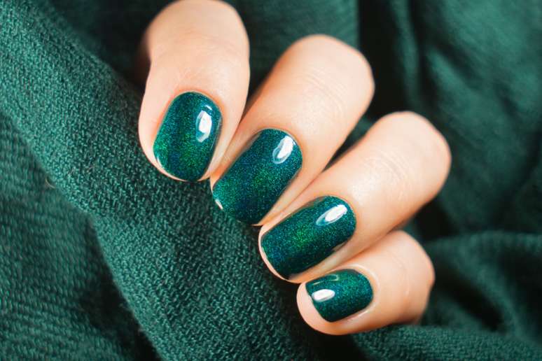 O verde-escuro pode ser usado nas unhas para o Natal 
