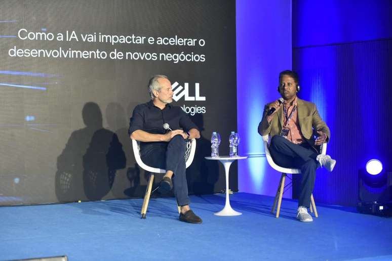 Raymundo Peixto, VP de Soluções de Datacenter da Dell Latam (à esquerda) e Balaji Srinivasan, Diretor de Desenvolvimento de Negócios Globais da Intel. (Imagem: Intel/Reprodução)