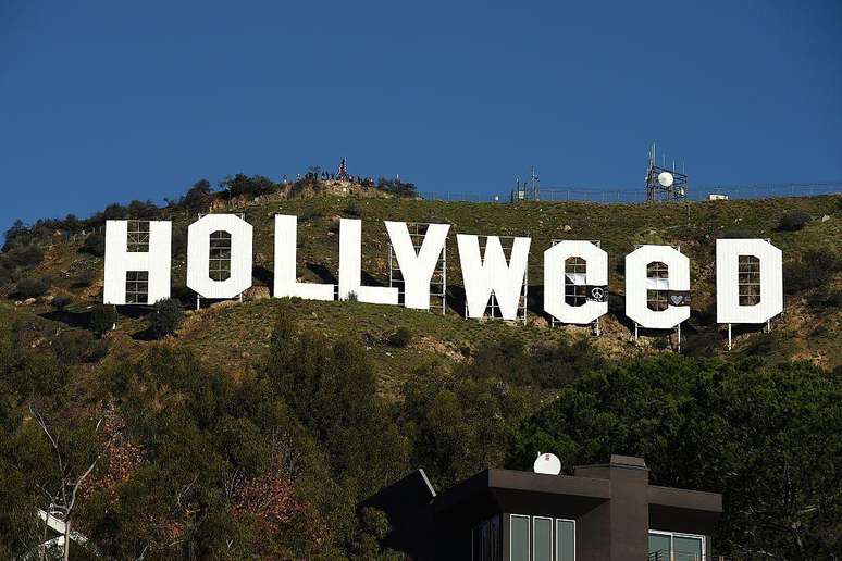 Hollyweed, ou 'Erva abençoada', diz a placa modificada