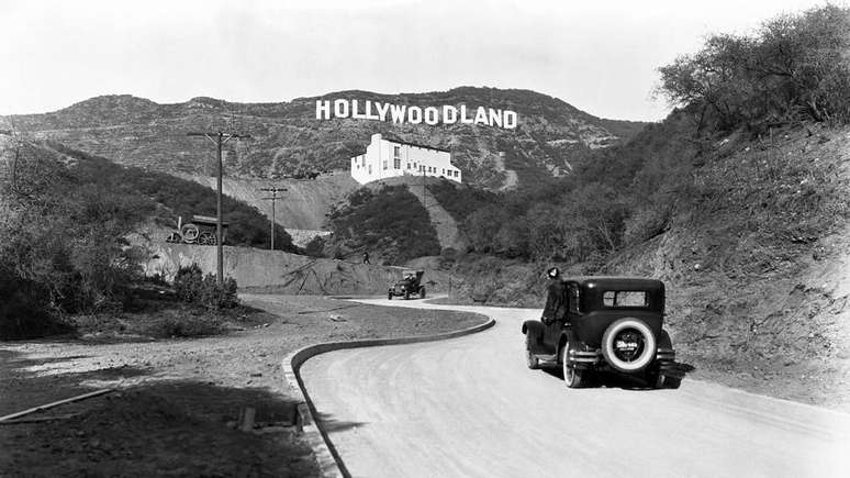 Perto dos 100 anos, letreiro de Hollywood passa por reforma