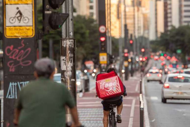 Gasto médio dos consumidores em pedidos de comida via delivery é 12% superior se comparado ao valor desembolsado no consumo nos restaurantes.