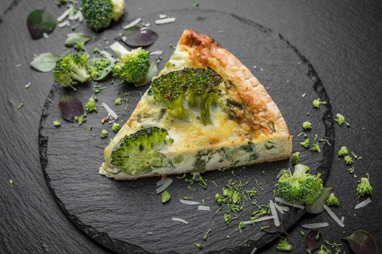 O quiche de brócolis é uma deliciosa comida vegetariana e nutritiva 