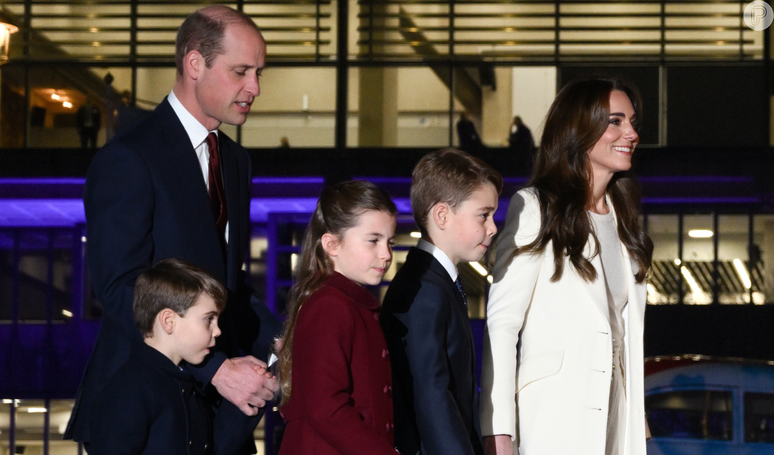 Grotesco! Kate Middleton e Príncipe William deixam gafe escapar em foto com os filhos e web não perdoa: 'Muito ruim'.