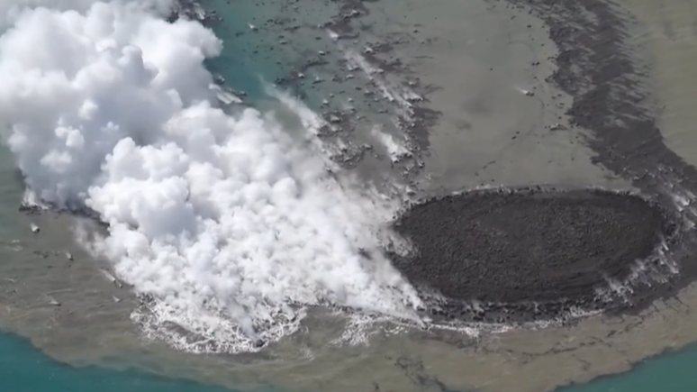 Nuvens de fumaça branca e cinzas foram expelidas do mar quando um vulcão subaquático entrou em erupção em novembro