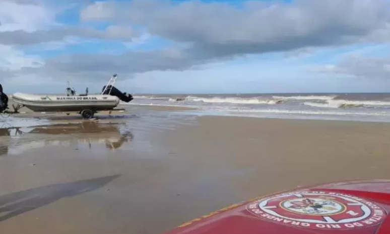 Os dois corpos foram encontrados na praia, trazidos pela maré