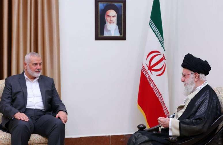 O líder do Hamas, Ismail Haniya, e o aiatolá Ali Khamenei reuniram-se em Teerã em 5 de novembro.