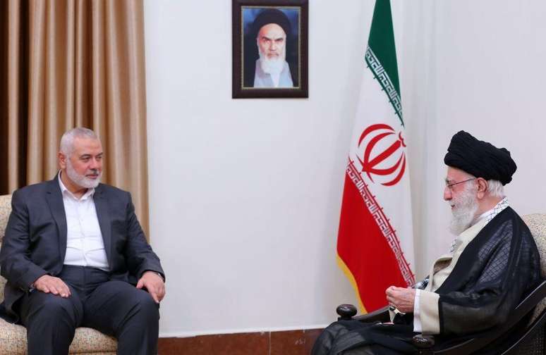 O l&iacute;der do Hamas, Ismail Haniya, e o aiatol&aacute; Ali Khamenei reuniram-se em Teer&atilde; em 5 de novembro.