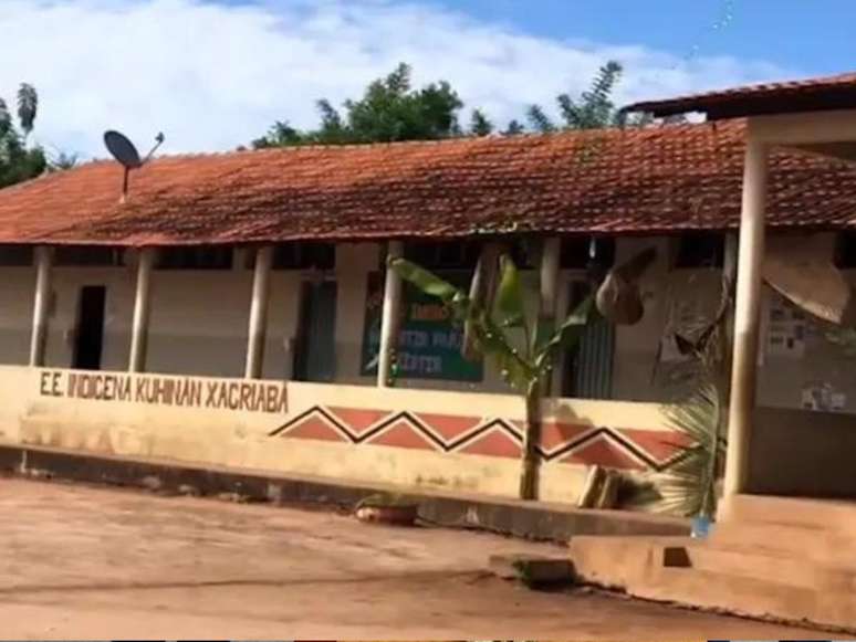 Imagem mostra a fachada da escola indígena Kuhnan Xacriabá