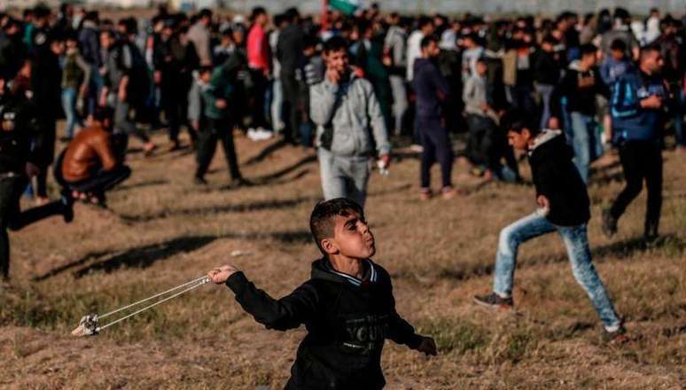 Um dos crimes mais comuns pelos quais crian&ccedil;as s&atilde;o presas &eacute; atirar pedras durante manifesta&ccedil;&otilde;es