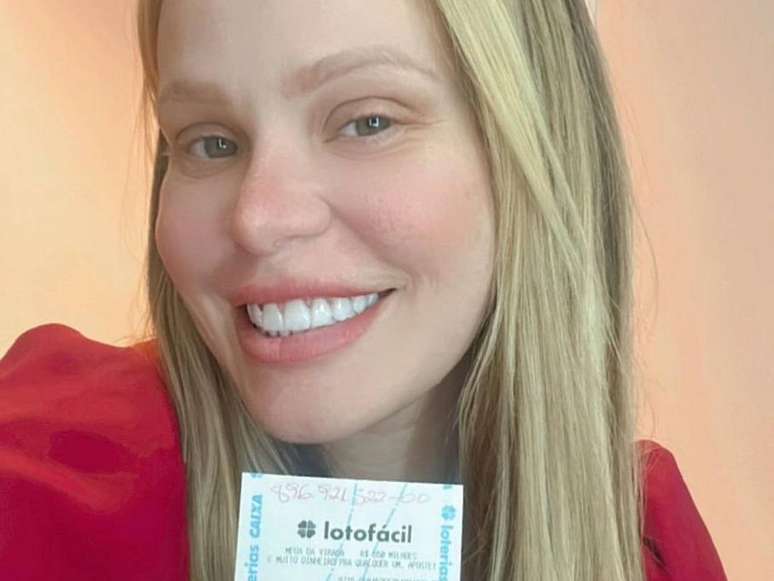 Ex-BBB Paulinha Leite diz ter vencido mais uma fez na loteria e sugere n&uacute;meros para a Mega da Virada.