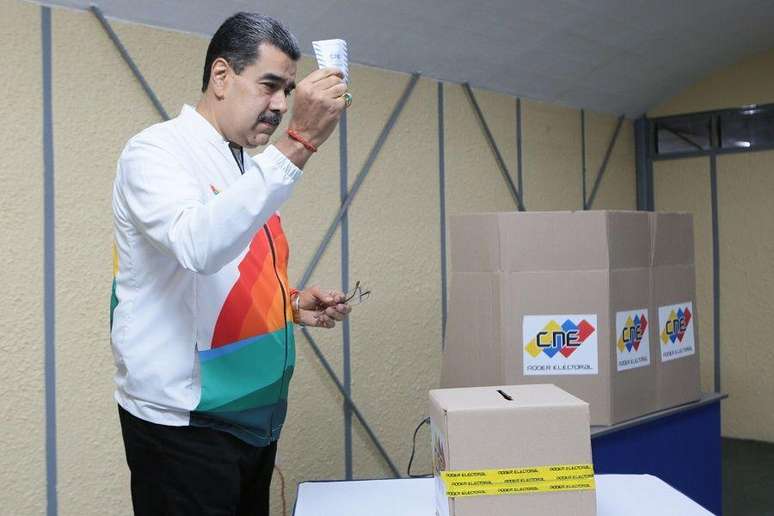 Maduro ergue cédula durante referendo sobre reivindicação da Venezuela por Essequibo