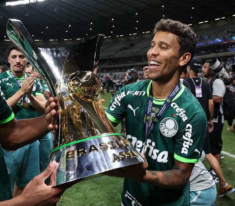 Palmeiras announces the renewal of full-back Marcos Rocha