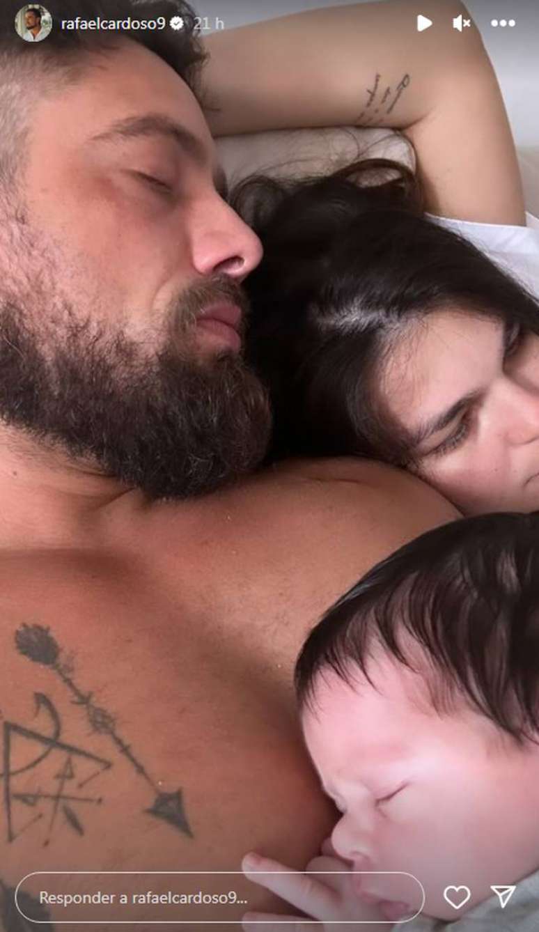 Rafael Cardoso published a photo next to his newborn daughter and ex-girlfriend, psychologist Carol Ferraz. Rafael Cardoso published a photo next to his newborn daughter and ex-girlfriend, psychologist Carol Ferraz.