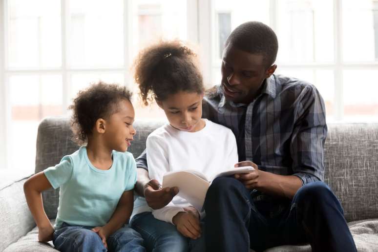 Além de estimularem a imaginação, os livros contribuem para a construção de uma relação afetuosa com a leitura desde a infância