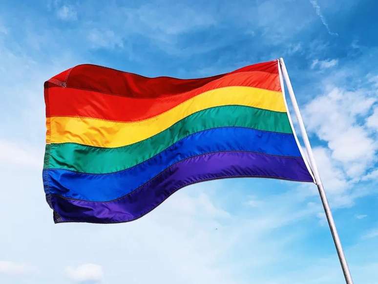 Imagem mostra bandeira LGBTQIA+ hasteada.