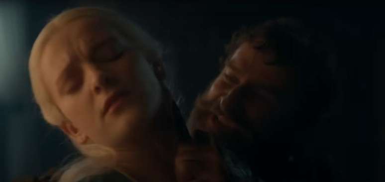 Cheese ameaçando Helaena Targaryen em A Casa do Dragão (Imagem: Reprodução/HBO)