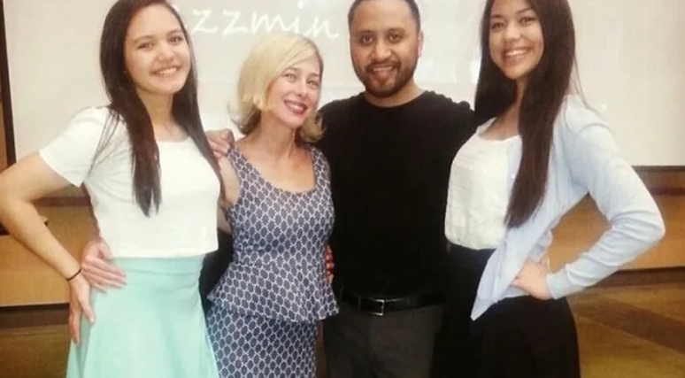 O casal entre as duas filhas.