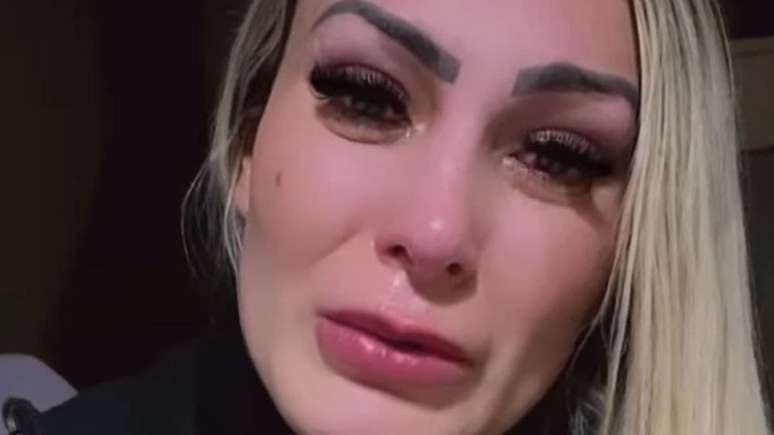 Andressa Urach gets emotional and tears when talking about financial difficulties