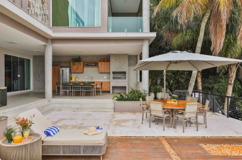 Cores de casas: imóvel na praia mescla tons de cinza com madeira – Projeto: Camila Fleck | Foto: Pedro Mello