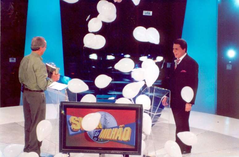 milhao1 s11 sp 23/10/03 telejornal oe Ganhador do Show do Milh&atilde;o, segundo a faturar o pr&ecirc;mio m&aacute;ximo na hist&oacute;ria do programa, Sidiney de Moraes e Silvio Santos foto Jo&atilde;o B. da Silva/Divulga&ccedil;&atilde;o