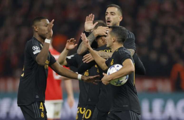 Benfica vence PSV e se aproxima da fase de grupos da Champions