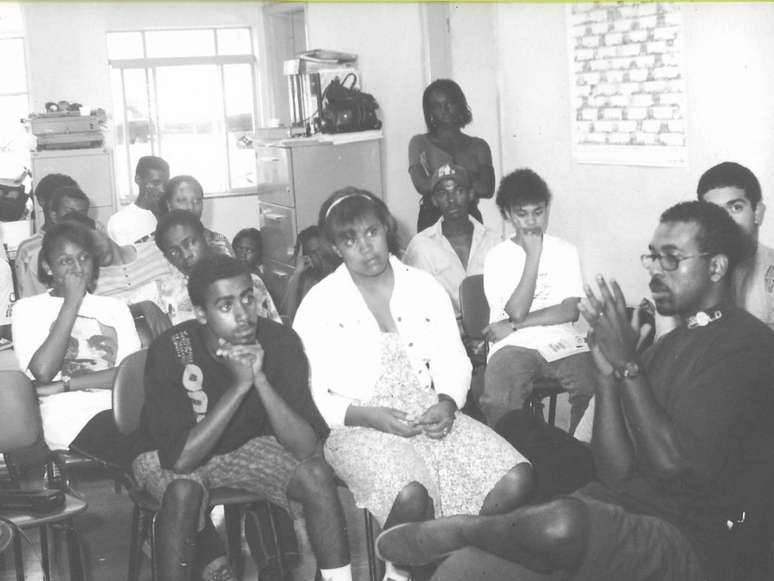 Imagem em preto e branco, cena do document&aacute;rio sobre o Projeto Rappers. Evento no Sesc Belenzinho re&uacute;ne participantes da iniciativa