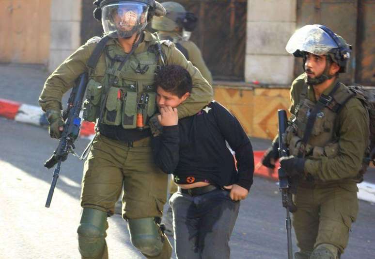 Ismail en-Nicce, 10 anos, foi brutalmente agredido, segundo testemunhas, antes de ser preso em Hebron e levado para um centro de deten&ccedil;&atilde;o em setembro passado