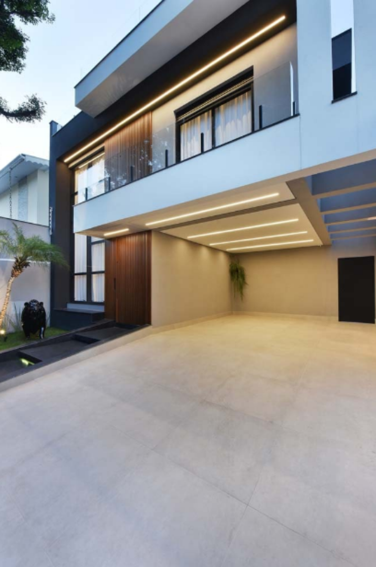 Cores de casas: projeto de iluminação bem realça a beleza do imóvel, evidenciando a fachada moderna – Projeto: Rodrigo Baleeiro – Dbale Arquitetura | Foto: Sidney Doll