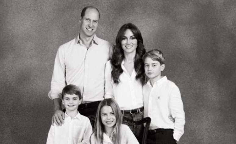 Erros de edi&ccedil;&atilde;o de foto de Natal da fam&iacute;lia real viralizam nas redes sociais