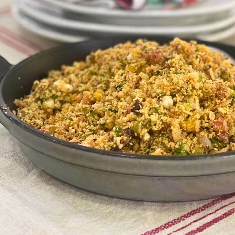 Farofa de natal com bacon: colorida e fácil de fazer