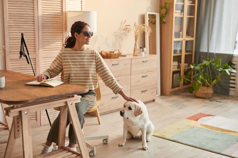 Com adaptações, muitas pessoas com deficiência visual conseguem morar sozinhas e fazer as tarefas de casa 