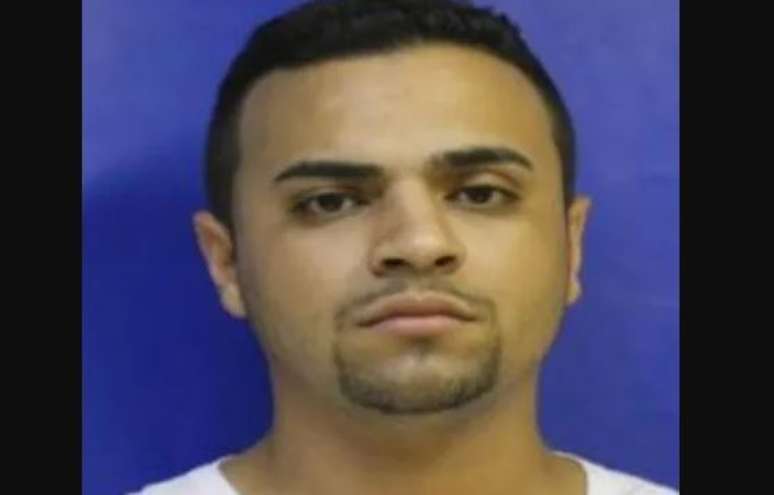 Fhillip da Silva Greg&oacute;rio, conhecido como Professor e suspeito de ser o respons&aacute;vel por comprar fuzis e pistolas para o Comando Vermelho