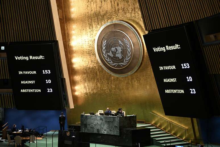 Assembleia Geral da Organização das Nações Unidas (ONU) aprovou nesta terça-feira (12) a resolução que pede um "cessar-fogo humanitário imediato em Gaza".