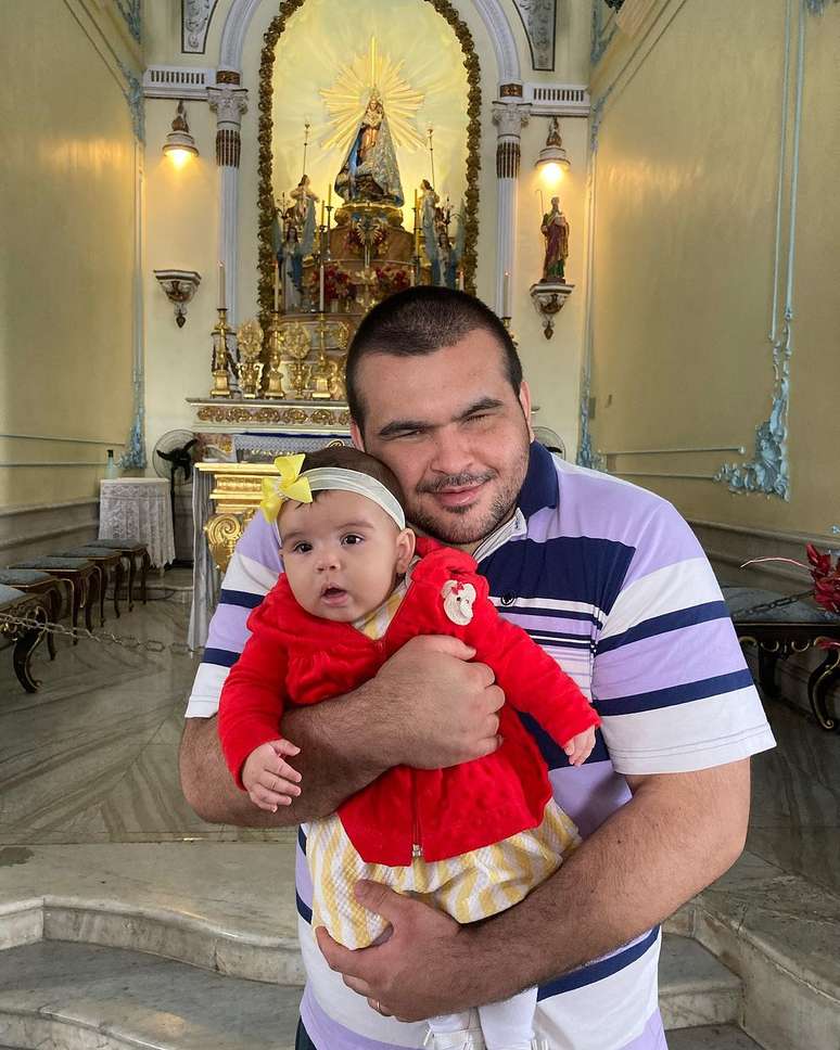 Com a pequena Carolina: "finalmente estou conseguindo interagir mais com ela"