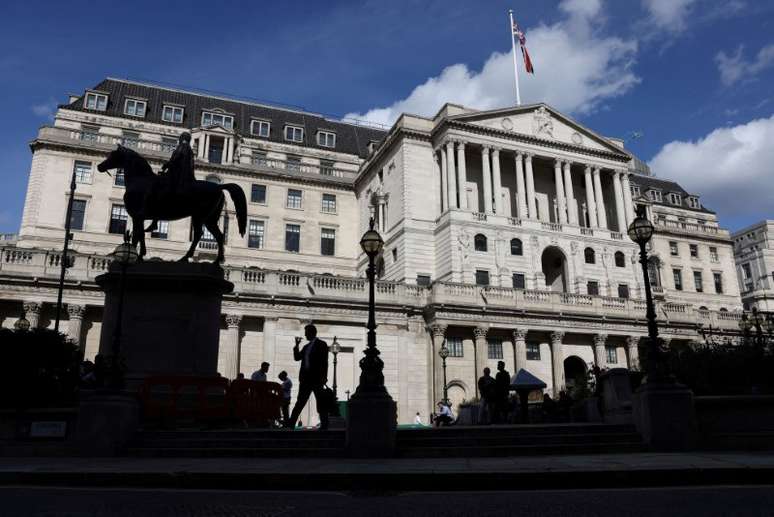 Pedestrians pass in front of the Bank of England building in London 09/25/2023 Reuters/Holly Adams