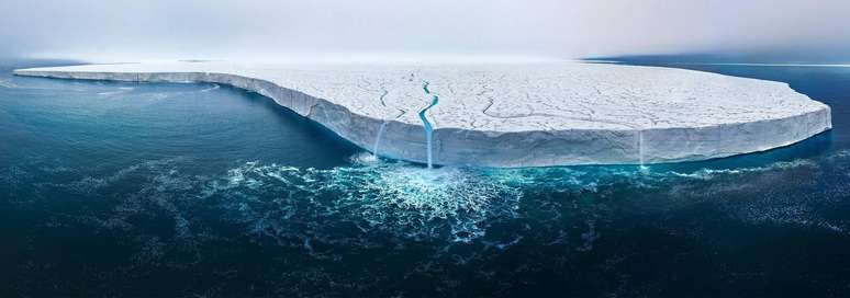 Derretimento do manto de gelo Austfonna na ilha ártica de Nordaustlandet, Noruega