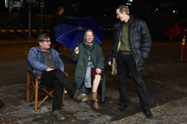 O diretor Aki Kaurismaki e os protagonistas dele, Alma Pöysti e Jussi Vatanen, nos bastidores do filme 'Folhas de Outono'